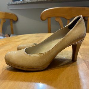 Tan natural Pumps